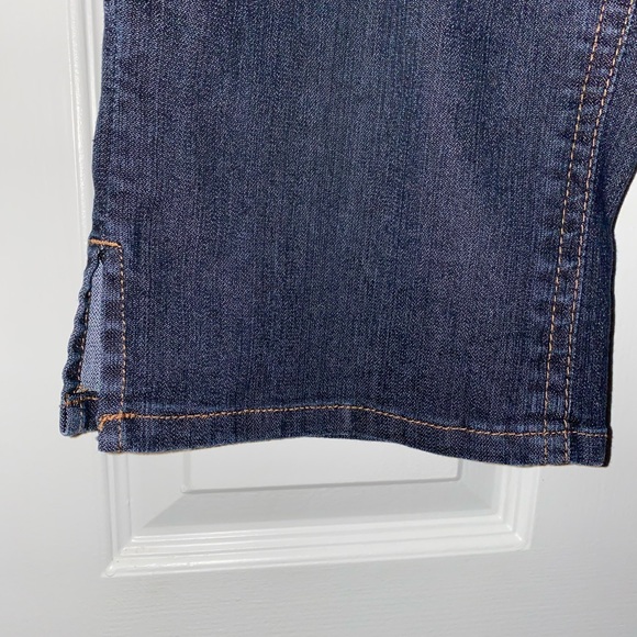 Contrast Denim Capris - Picture 5 of 8